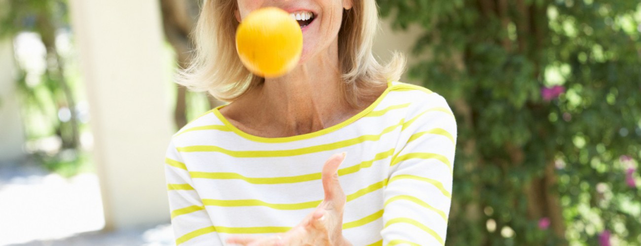 Frau jongliert mit Orangen - Fitness diagonal